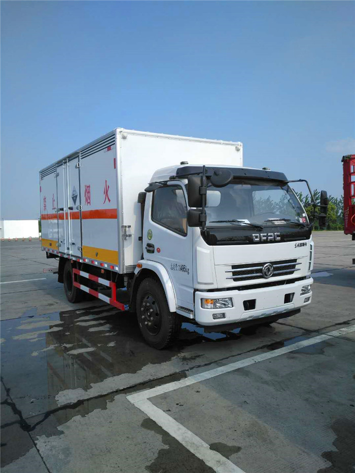 黄牌多利卡杂项危险品厢式运输车