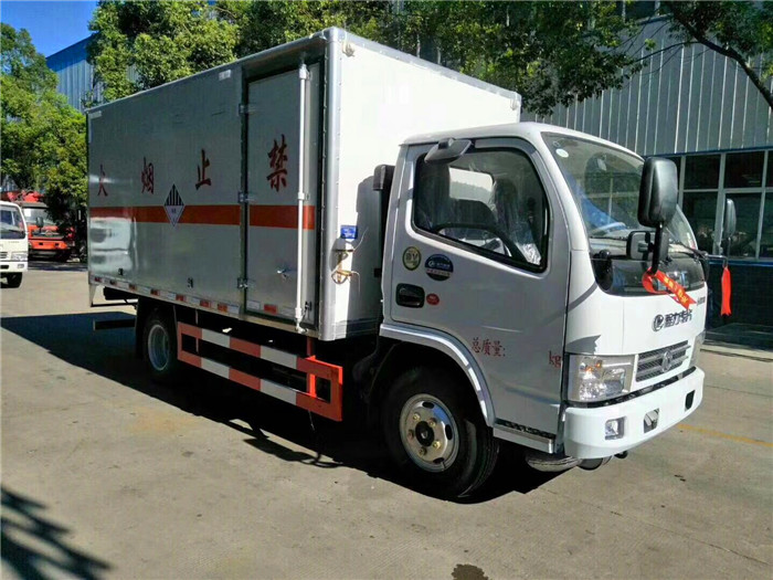 东风危险品箱式运输车3.5吨桶装油漆甲醇危险品箱式运输车