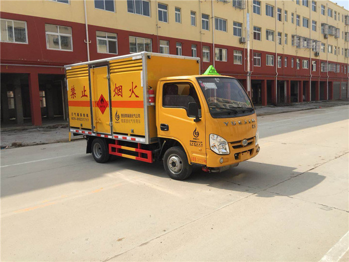 跃进微型危险品箱式运输车桶装油漆/甲醇危险品箱式运输车