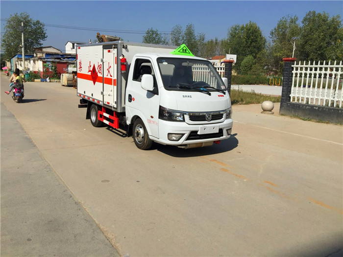 东风微型危险品箱式运输车桶装油漆甲醇危险品箱式运输车