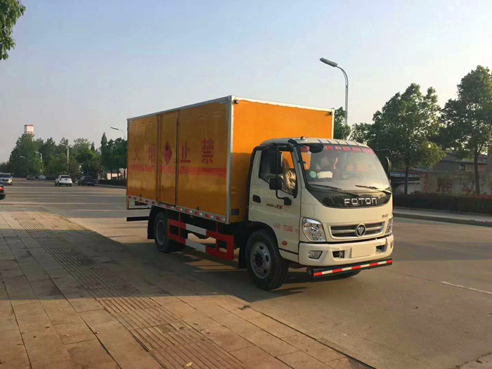 奥铃危险品箱式运输车4.6吨桶装油漆甲醇危险品箱式运输车