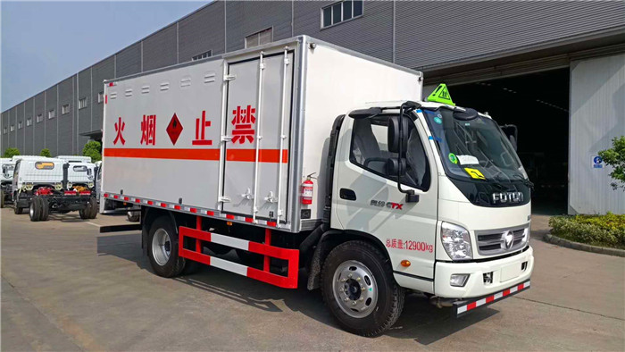 奥铃危险品箱式运输车7.3吨桶装油漆甲醇危险品箱式运输车