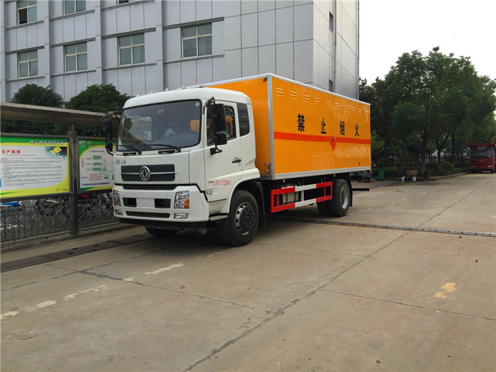 天锦危险品箱式运输车9.7吨桶装油漆甲醇危险品箱式运输车