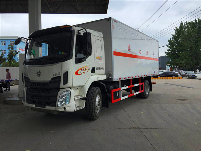 柳汽危险品箱式运输车10吨桶装油漆甲醇危险品箱式运输车