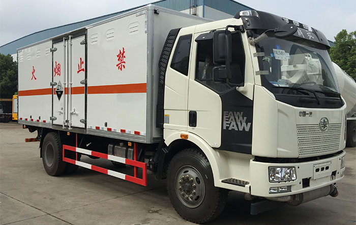 解放危险品箱式运输车10吨桶装硫酸蒸馏水危险品运输车