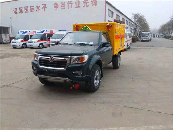 日产单排四驱皮卡雷官炸药运输车 日产单排四驱皮卡雷官炸药运输车
